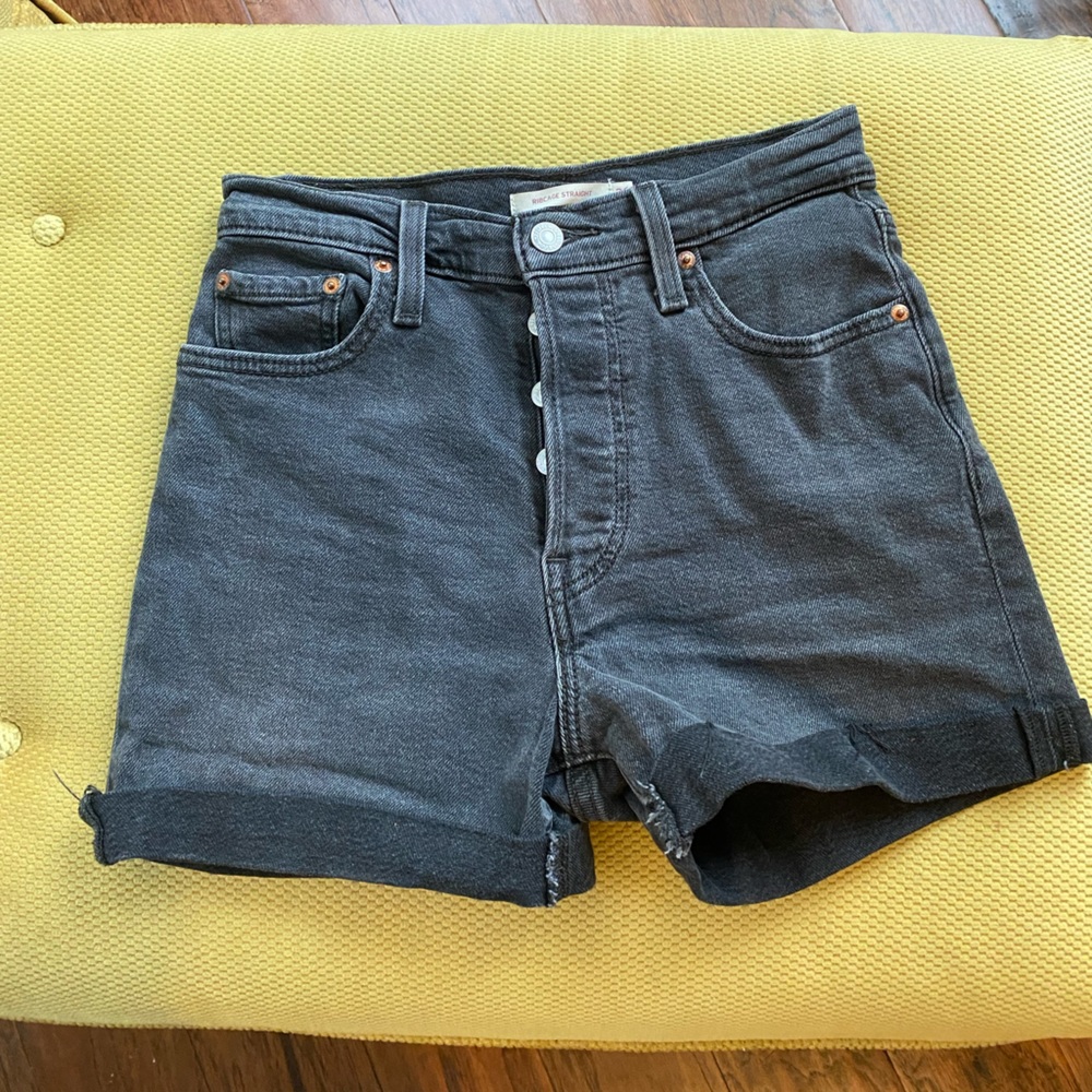 🚫SOLD🚫Levi’s Ribcage Straight Shorts